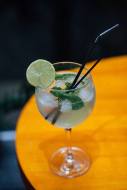 Taze buzlu meyve suyu ahşap bir masada, yakın plan.