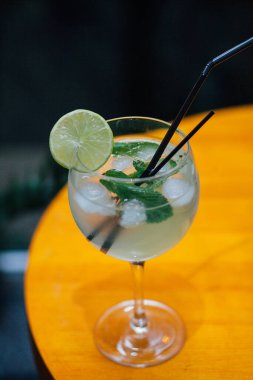 Taze buzlu meyve suyu ahşap bir masada, yakın plan.