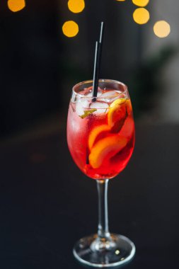 Taze buzlu meyve suyu ahşap bir masada, yakın plan.