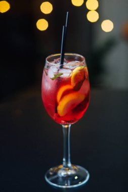 Taze buzlu meyve suyu ahşap bir masada, yakın plan.