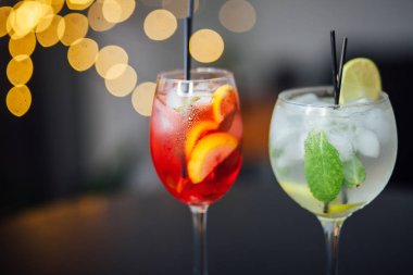 Taze buzlu meyve içecekleri ahşap bir masada, yakın plan.