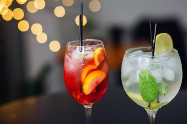 Taze buzlu meyve içecekleri ahşap bir masada, yakın plan.