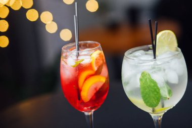 Taze buzlu meyve içecekleri ahşap bir masada, yakın plan.