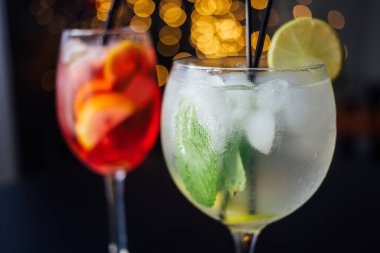 Taze buzlu meyve içecekleri ahşap bir masada, yakın plan.