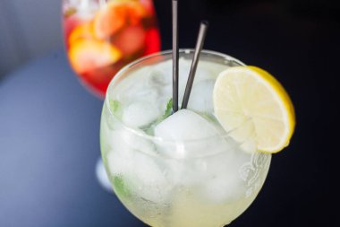 Taze buzlu meyve içecekleri ahşap bir masada, yakın plan.