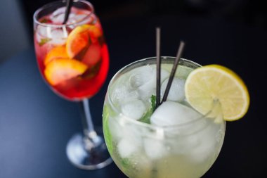 Taze buzlu meyve içecekleri ahşap bir masada, yakın plan.