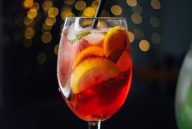 Taze buzlu meyve suyu ahşap bir masada, yakın plan.