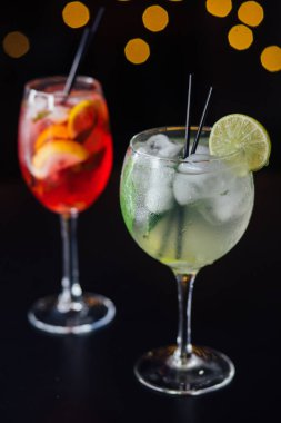 Taze buzlu meyve içecekleri ahşap bir masada, yakın plan.