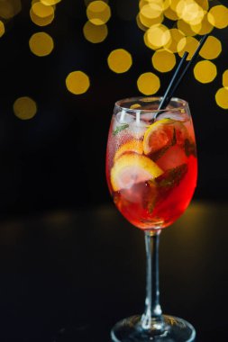 Taze buzlu meyve suyu ahşap bir masada, yakın plan.