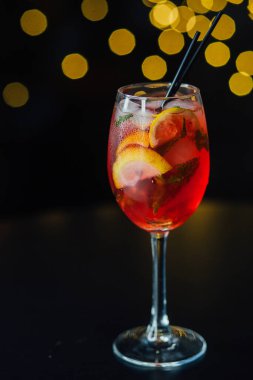 Taze buzlu meyve suyu ahşap bir masada, yakın plan.