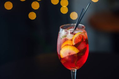 Taze buzlu meyve suyu ahşap bir masada, yakın plan.