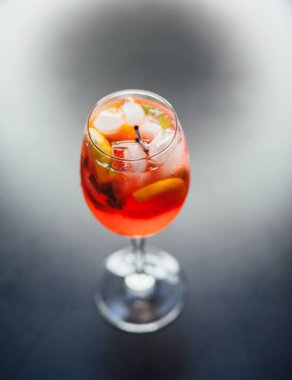 Taze buzlu meyve suyu ahşap bir masada, yakın plan.