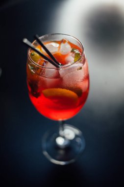 Taze buzlu meyve suyu ahşap bir masada, yakın plan.