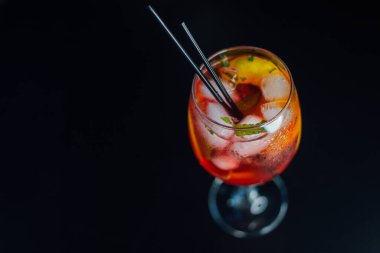 Taze buzlu meyve suyu ahşap bir masada, yakın plan.