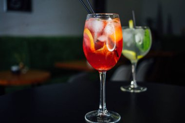 Taze buzlu meyve içecekleri ahşap bir masada, yakın plan.