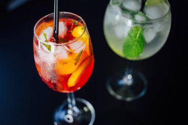 Taze buzlu meyve içecekleri ahşap bir masada, yakın plan.