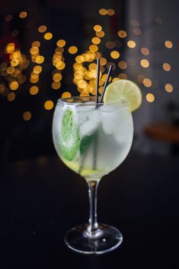 Taze buzlu meyve suyu ahşap bir masada, yakın plan.