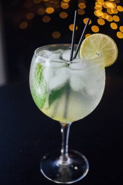 Taze buzlu meyve suyu ahşap bir masada, yakın plan.