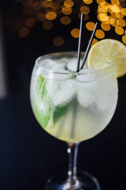 Taze buzlu meyve suyu ahşap bir masada, yakın plan.