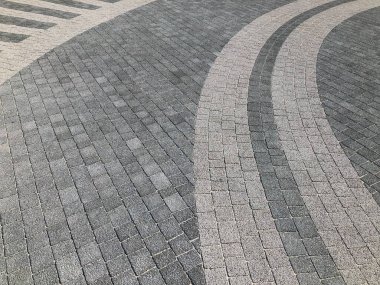 Gündüzleri şık bahçede çeşitli renklerde birbirine yakın köşeler.