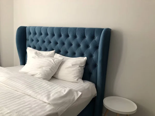 Κρεβάτι Μοντέρνο Δωμάτιο Ξενοδοχείου Εσωτερικό — Φωτογραφία Αρχείου