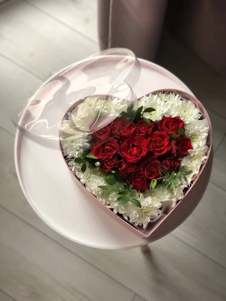 Rosas Vermelhas Uma Caixa Presente Forma Coração Isolada Mesa Branca — Fotografia de Stock