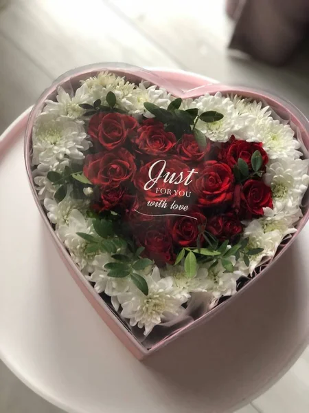 Roses Rouges Dans Coffret Cadeau Forme Coeur Isolé Sur Une — Photo