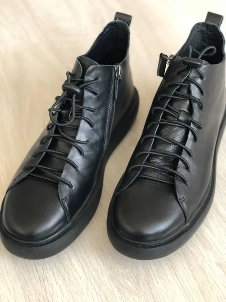 Zapatos Masculinos Cuero Negro Sobre Fondo Madera —  Fotos de Stock