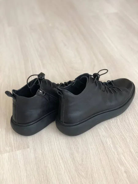 Zapatos Masculinos Cuero Negro Sobre Fondo Madera — Foto de Stock