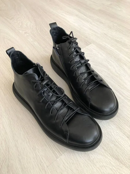 Zwarte Lederen Mannelijke Schoenen Houten Achtergrond — Stockfoto