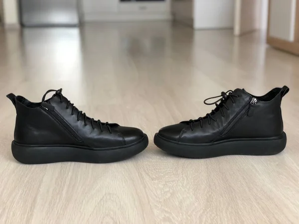 Zapatos Masculinos Cuero Negro Sobre Fondo Madera — Foto de Stock