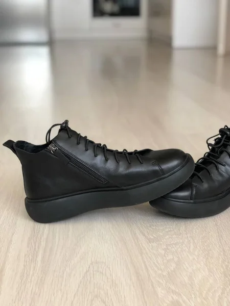 Zapatos Masculinos Cuero Negro Sobre Fondo Madera — Foto de Stock