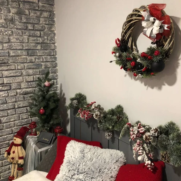 Dormitorio Decorado Por Navidad Acogedor Interior Luz Abeto Año Nuevo — Foto de Stock