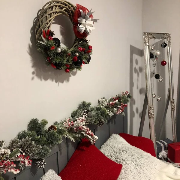 Weihnachtlich Dekoriertes Schlafzimmer Gemütliches Helles Interieur Silvestertanne Mit Spielzeug Und — Stockfoto