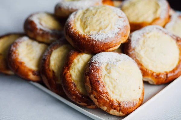 Beyaz Masa Arkaplanındaki Bir Tabakta Süzme Peynirli Çörek — Stok fotoğraf