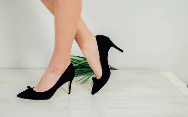 スタイリッシュな靴の女性の足 クローズアップショット — ストック写真