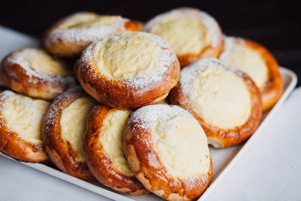 Semmel Mit Quark Auf Einer Untertasse Auf Weißem Tischhintergrund — Stockfoto