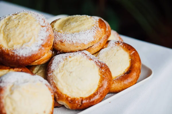 Semmel Mit Quark Auf Einer Untertasse Auf Weißem Tischhintergrund — Stockfoto