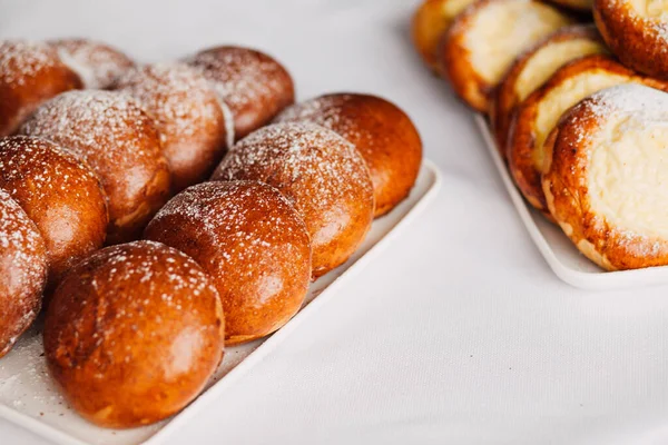 Beyaz Masa Arkaplanındaki Bir Tabakta Süzme Peynirli Çörek — Stok fotoğraf