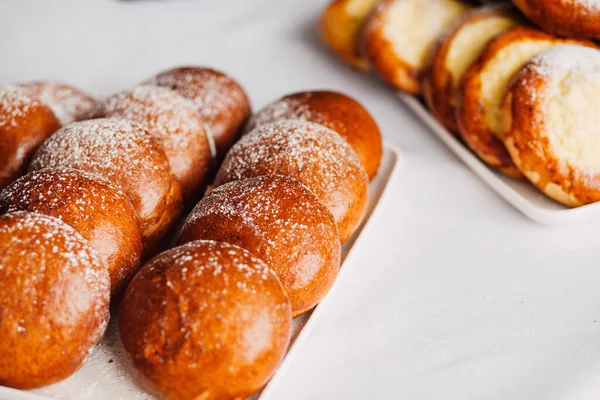 Beyaz Masa Arkaplanındaki Bir Tabakta Süzme Peynirli Çörek — Stok fotoğraf