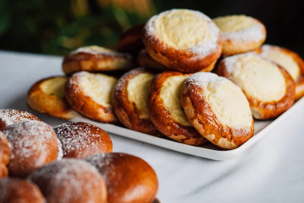 Semmel Mit Quark Auf Einer Untertasse Auf Weißem Tischhintergrund — Stockfoto