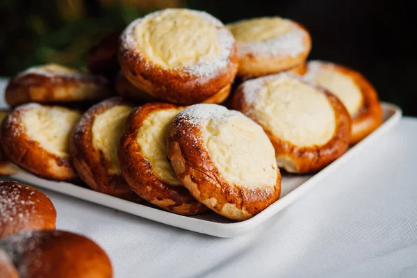 Semmel Mit Quark Auf Einer Untertasse Auf Weißem Tischhintergrund — Stockfoto