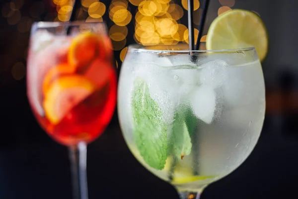 Taze buzlu meyve içecekleri ahşap bir masada, yakın plan.