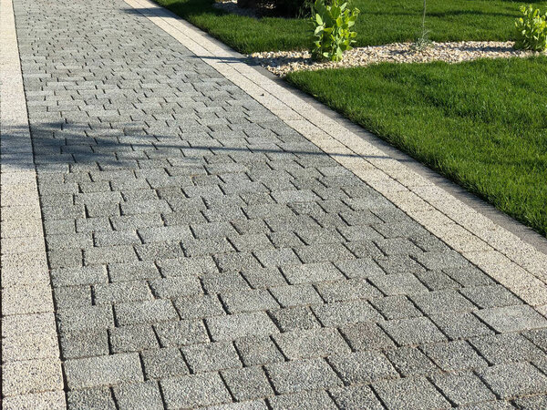 Вложенные тротуары различных цветов в шикарном саду в дневное время