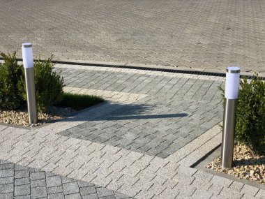 Gündüzleri şık bahçede çeşitli renklerde birbirine yakın köşeler.