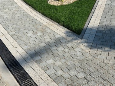 Gündüzleri şık bahçede çeşitli renklerde birbirine yakın köşeler.