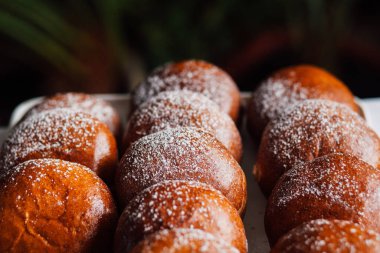 Beyaz masa arkaplanındaki bir tabakta süzme peynirli çörek.