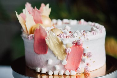 Tatlı beyaz tereyağlı pasta ve gül çiçekleri