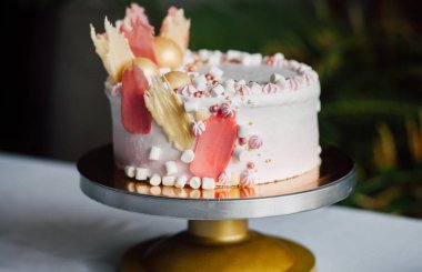 Tatlı beyaz tereyağlı pasta ve gül çiçekleri