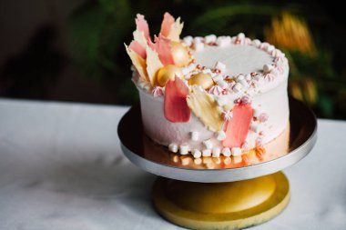 Tatlı beyaz tereyağlı pasta ve gül çiçekleri